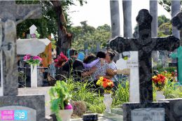 Familias acuden a cementerios para honrar a sus difuntos