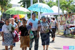 Familias acuden a cementerios para honrar a sus difuntos