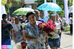 Familias acuden a cementerios para honrar a sus difuntos