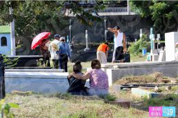 Familias acuden a cementerios para honrar a sus difuntos