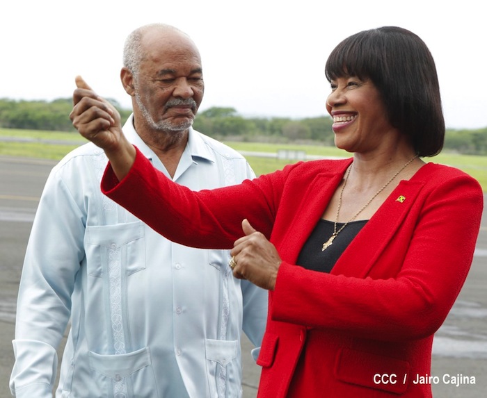Arriba primera ministra de Jamaica