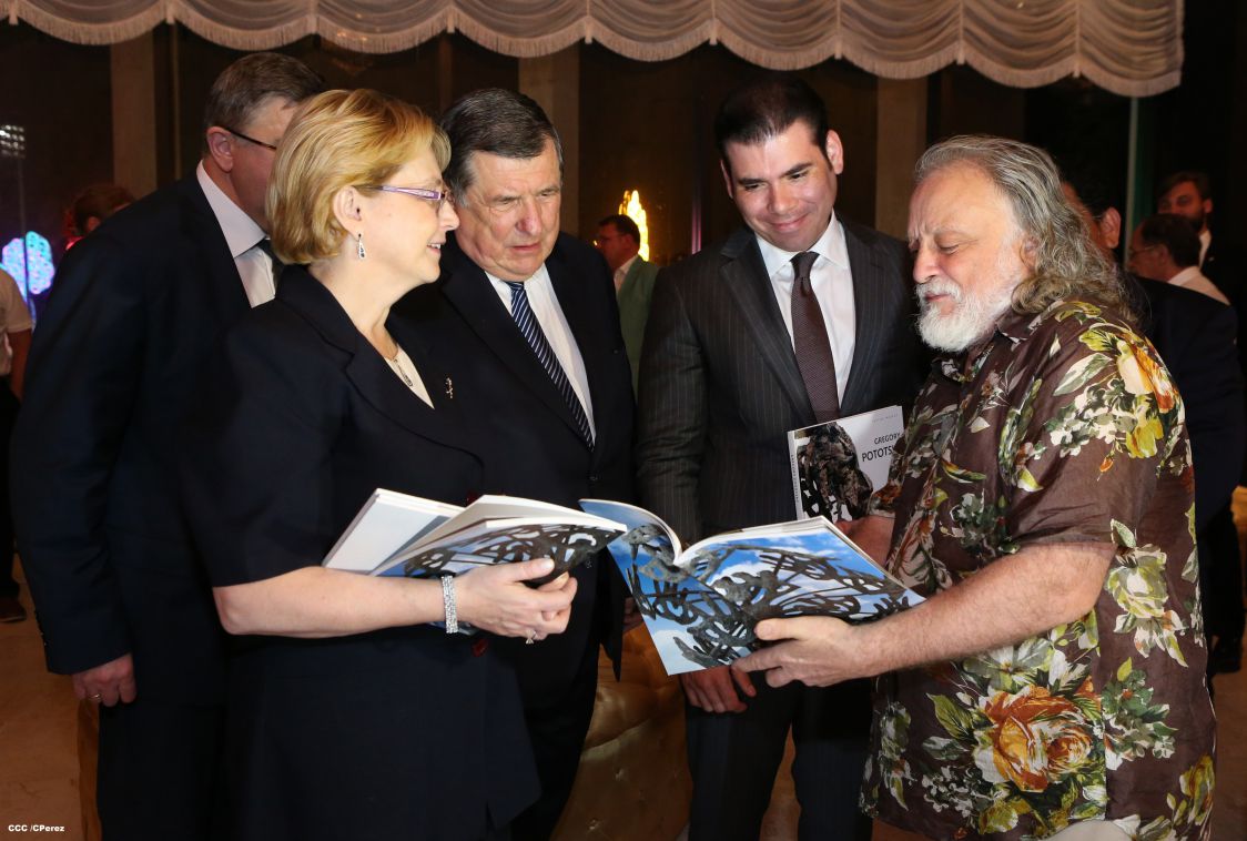 Ministra de Salud rusa desvela en Nicaragua busto del poeta Aleksandr Pushkin