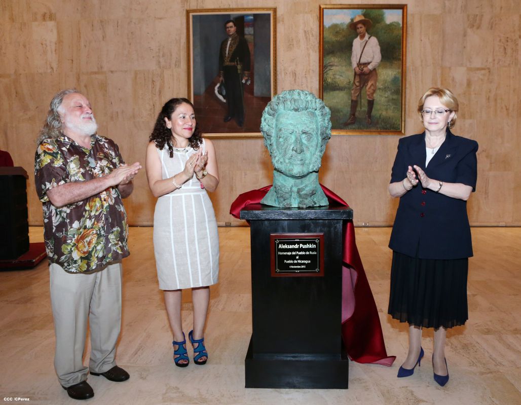 Ministra de Salud rusa desvela en Nicaragua busto del poeta Aleksandr Pushkin