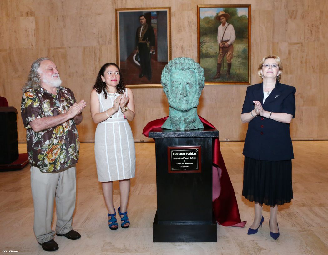 Ministra de Salud rusa desvela en Nicaragua busto del poeta Aleksandr Pushkin