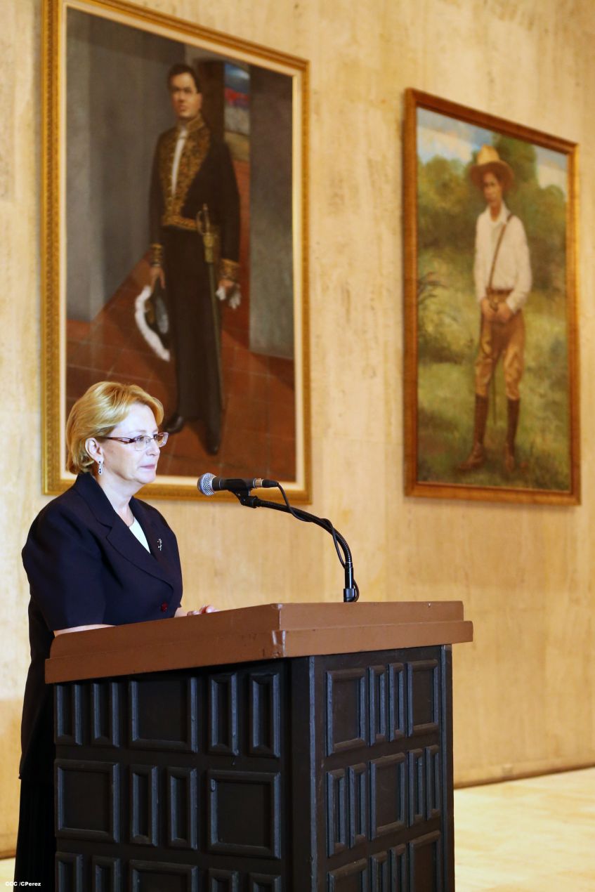 Ministra de Salud rusa desvela en Nicaragua busto del poeta Aleksandr Pushkin