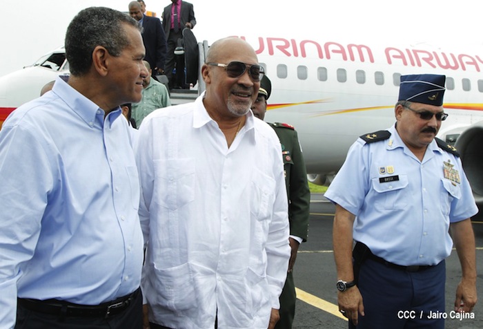 Presidente de Surinam llega a Cumbre de Petrocaribe