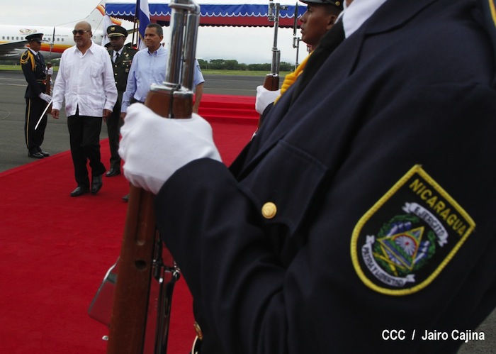 Presidente de Surinam llega a Cumbre de Petrocaribe