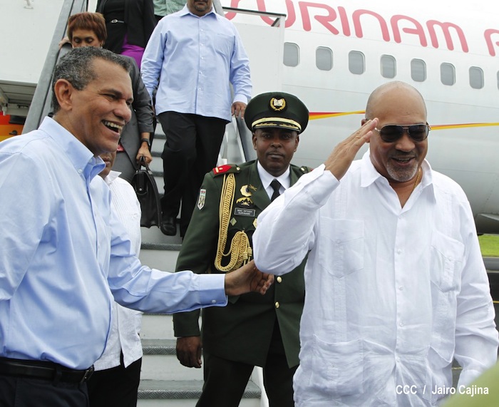 Presidente de Surinam llega a Cumbre de Petrocaribe