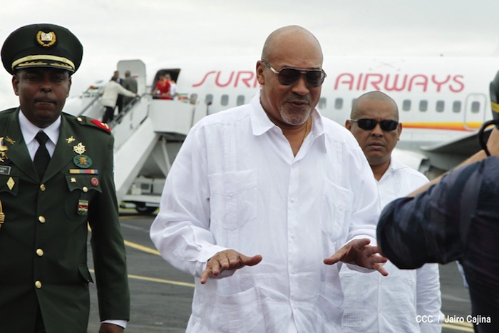 Presidente de Surinam llega a Cumbre de Petrocaribe