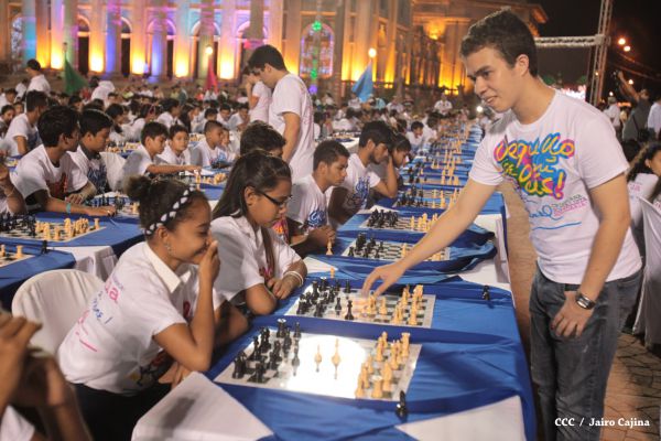 Jóvenes nicaragüenses conmemoran al Comandante Carlos con Mega Simultánea de Ajedrez