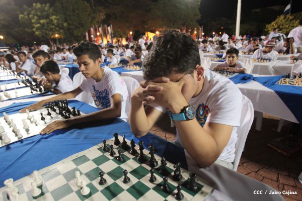 Jóvenes nicaragüenses conmemoran al Comandante Carlos con Mega Simultánea de Ajedrez