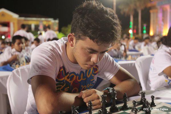 Jóvenes nicaragüenses conmemoran al Comandante Carlos con Mega Simultánea de Ajedrez