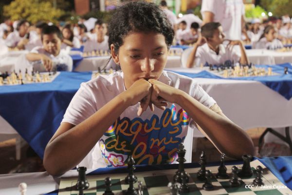 Jóvenes nicaragüenses conmemoran al Comandante Carlos con Mega Simultánea de Ajedrez