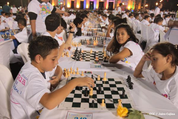 Jóvenes nicaragüenses conmemoran al Comandante Carlos con Mega Simultánea de Ajedrez