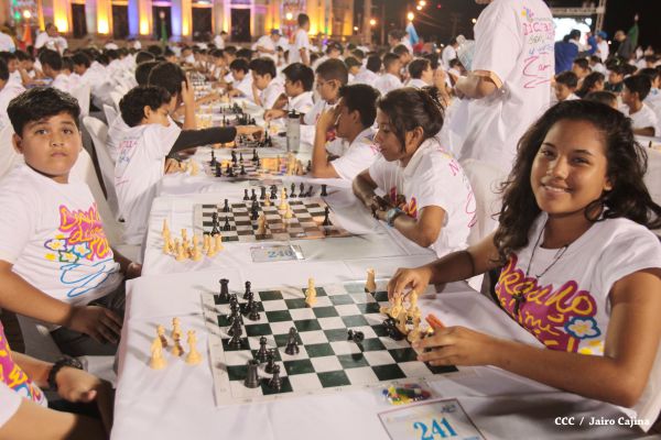 Jóvenes nicaragüenses conmemoran al Comandante Carlos con Mega Simultánea de Ajedrez