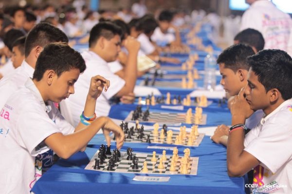 Jóvenes nicaragüenses conmemoran al Comandante Carlos con Mega Simultánea de Ajedrez