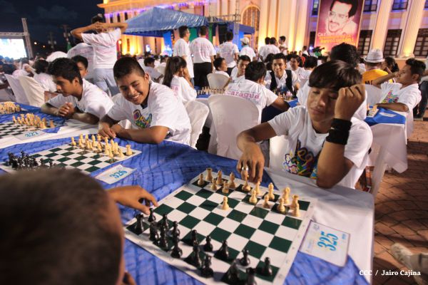Jóvenes nicaragüenses conmemoran al Comandante Carlos con Mega Simultánea de Ajedrez