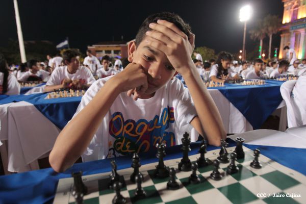 Jóvenes nicaragüenses conmemoran al Comandante Carlos con Mega Simultánea de Ajedrez