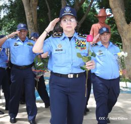 Policía Nacional coloca ofrenda floral en Homenaje al Comandante Carlos Fonseca
