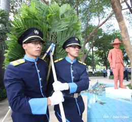 Policía Nacional coloca ofrenda floral en Homenaje al Comandante Carlos Fonseca