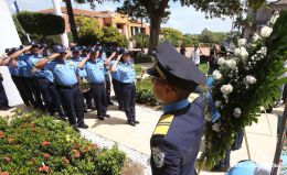 Policía Nacional coloca ofrenda floral en Homenaje al Comandante Carlos Fonseca