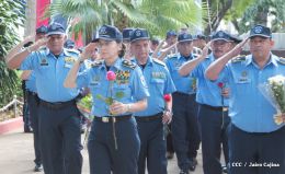 Policía Nacional coloca ofrenda floral en Homenaje al Comandante Carlos Fonseca