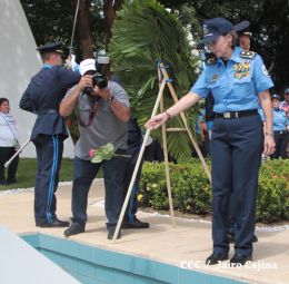 Policía Nacional coloca ofrenda floral en Homenaje al Comandante Carlos Fonseca