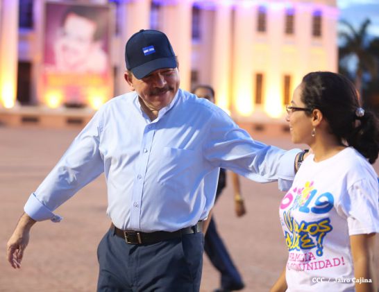 Daniel y Rosario conmemoran 39 aniversario del tránsito a la inmortalidad del Comandante Carlos Fonseca