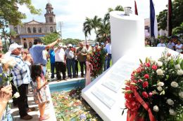 Nicaragüenses continúan rindiendo tributo al Comandante Carlos Fonseca