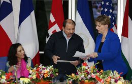 Daniel y Rosario reciben cartas credenciales de embajadores de Chile, Francia, EEUU y Palestina
