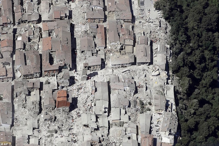 Ascienden a 159 los muertos por sismo en Italia