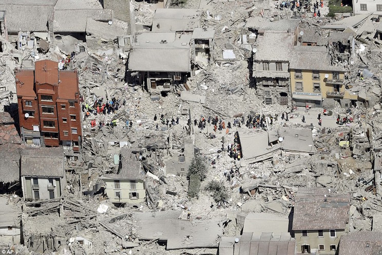 Ascienden a 159 los muertos por sismo en Italia