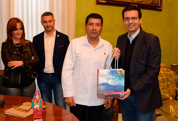 Embajador de Nicaragua sostiene encuentro con Alcalde de Granada en Espa&ntilde;a