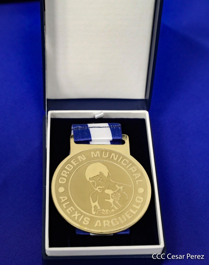 medalla-alexis
