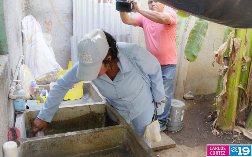 Fumigacion-en-el-barrio-Hugo-Chavez-1