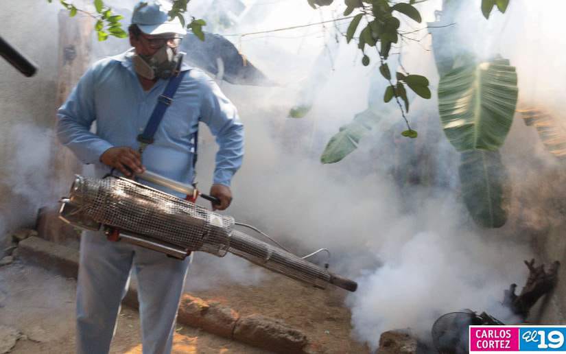 Fumigacion-en-el-barrio-Hugo-Chavez-2