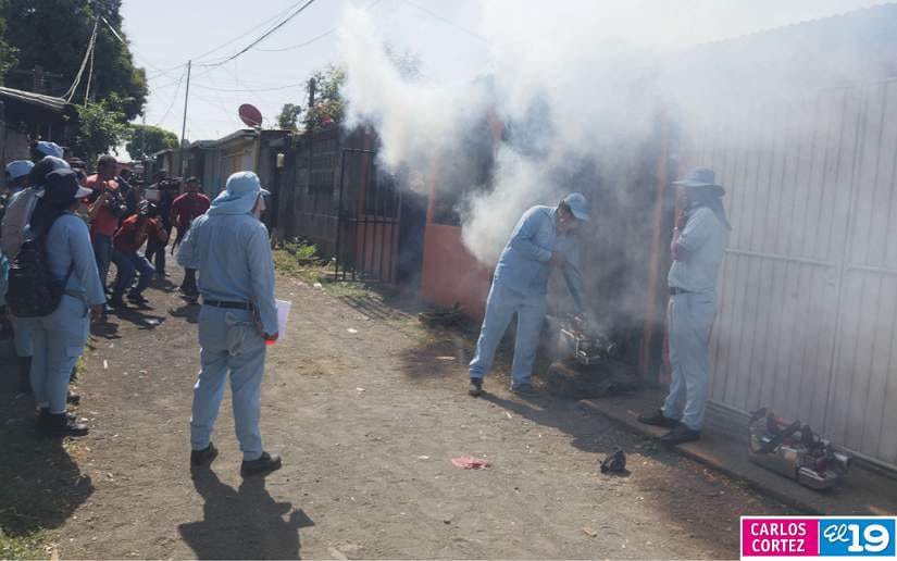 Fumigacion-en-el-barrio-Hugo-Chavez-3