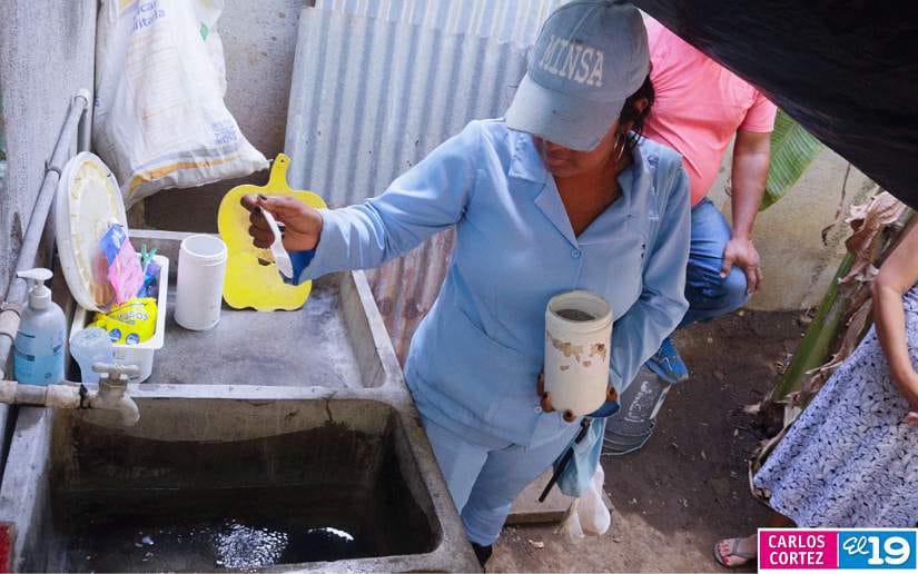 Fumigacion-en-el-barrio-Hugo-Chavez-4