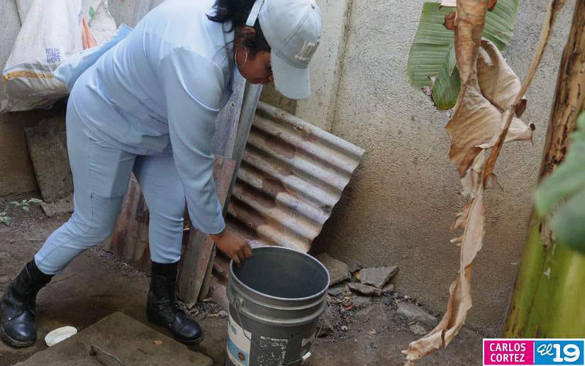 Fumigacion-en-el-barrio-Hugo-Chavez-5