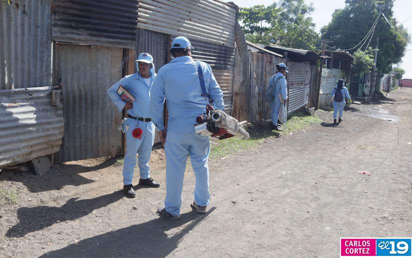 Fumigacion-en-el-barrio-Hugo-Chavez-6