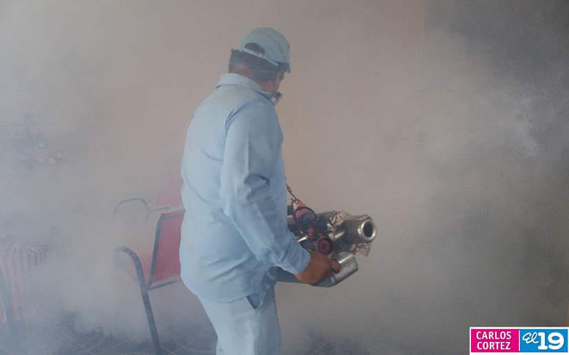 Fumigacion-en-el-barrio-Hugo-Chavez-8