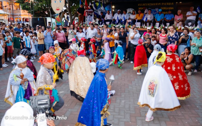 DESFILE-CARAZO--(82)