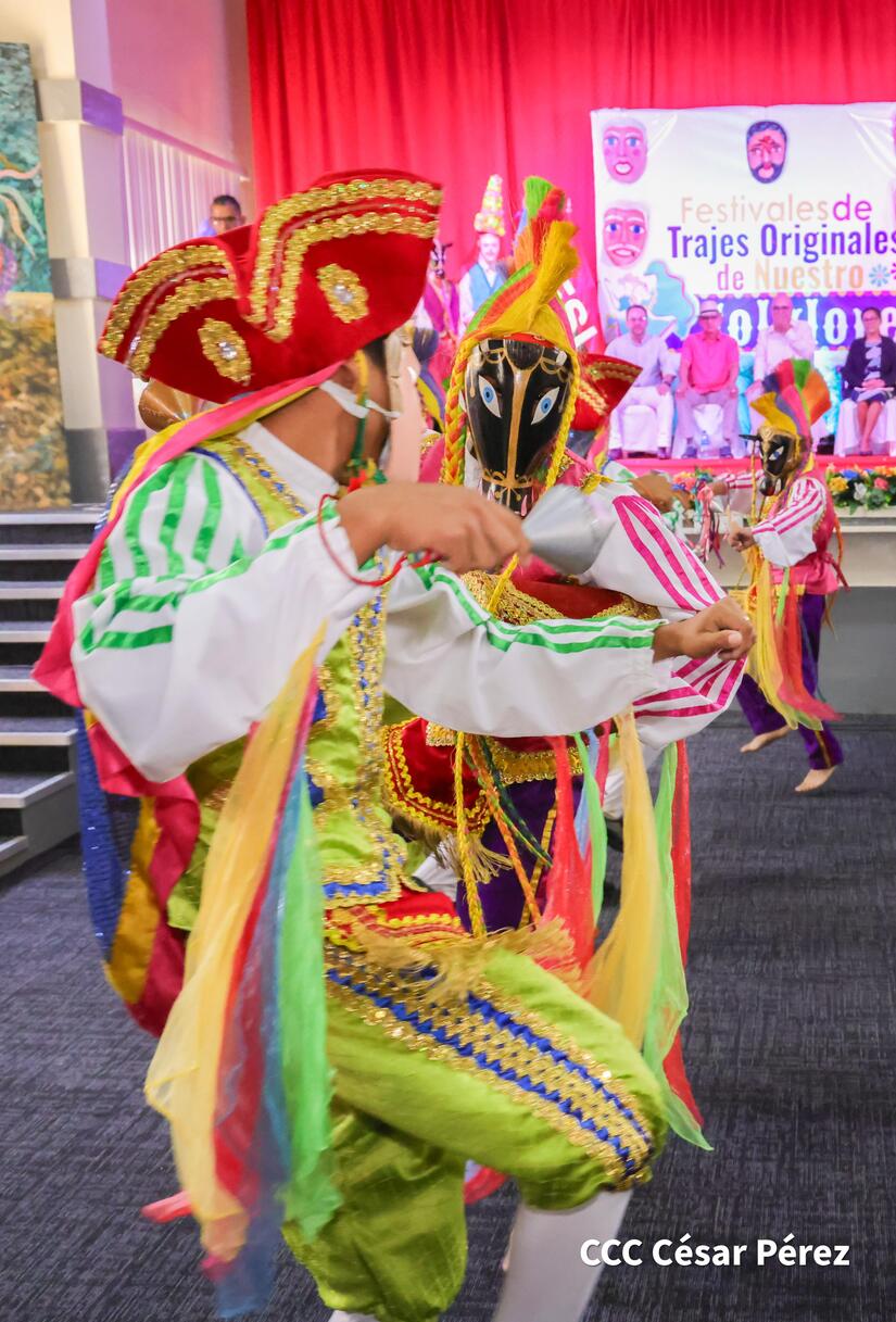 Festivales-de-Trajes-Originales-de-Nuestro-Folklore-13