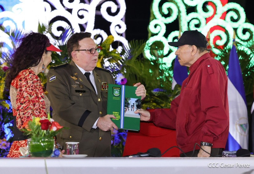 Juramentan-al-Jefe-del-Ejercito-10