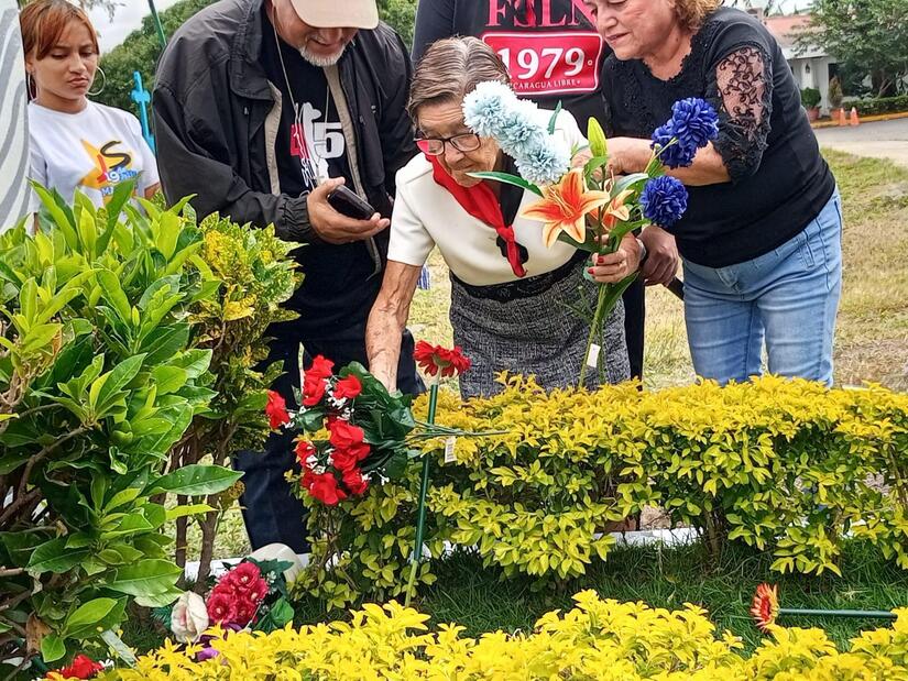 Entrega-de-flores-en-homenaje-al-comandante-Camilo-Ortega-11