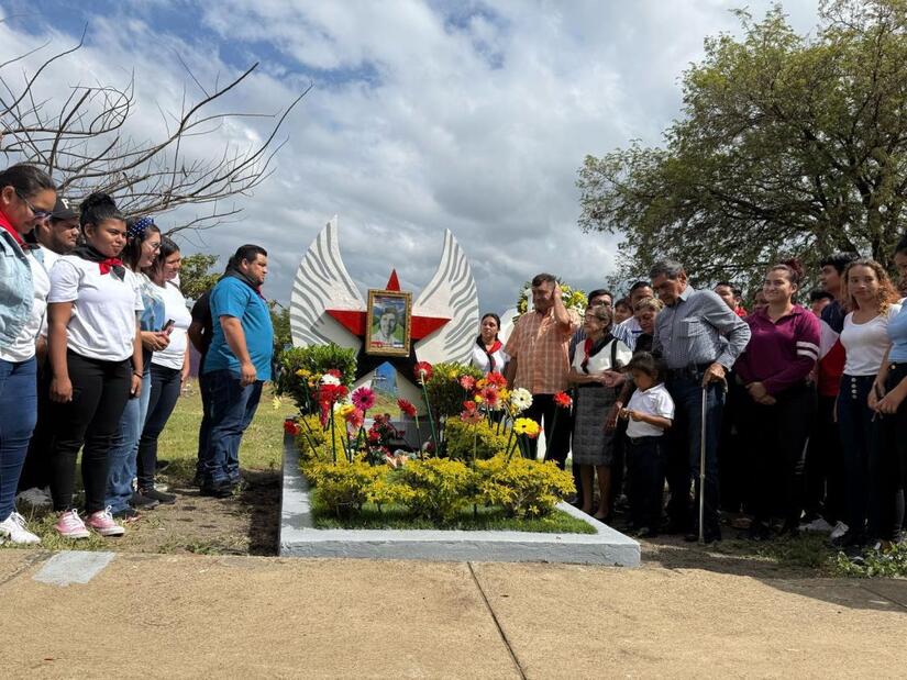Entrega-de-flores-en-homenaje-al-comandante-Camilo-Ortega-15