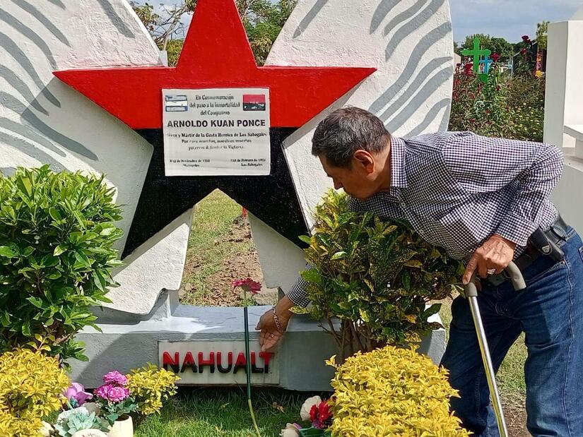 Entrega-de-flores-en-homenaje-al-comandante-Camilo-Ortega-16