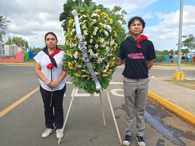 Entrega-de-flores-en-homenaje-al-comandante-Camilo-Ortega-17