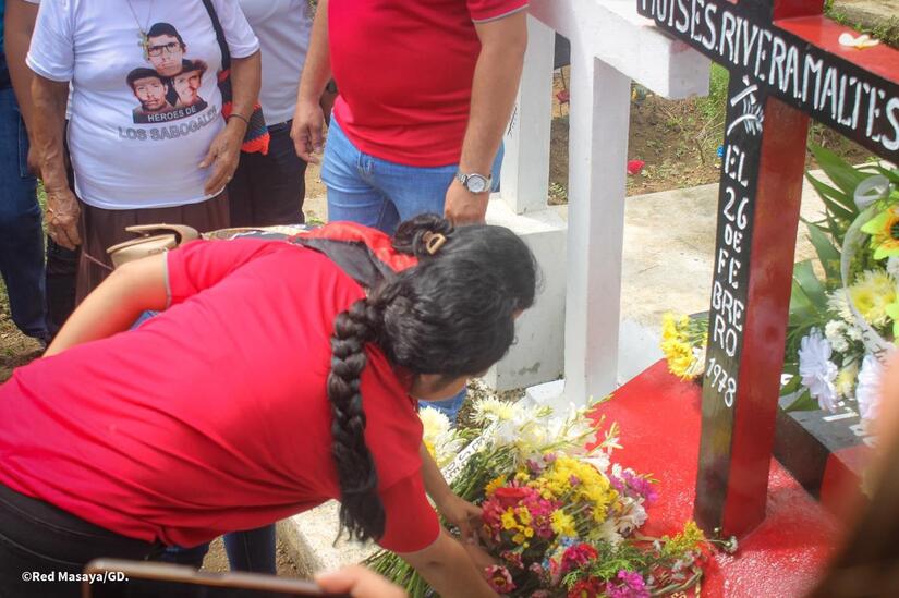 Entrega-de-flores-en-homenaje-al-comandante-Camilo-Ortega-20