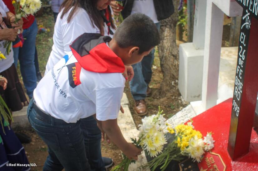 Entrega-de-flores-en-homenaje-al-comandante-Camilo-Ortega-21